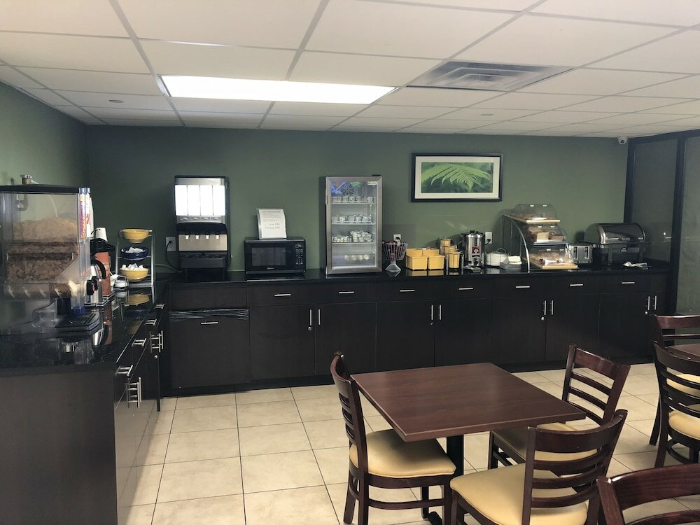 Фото Days Inn by Wyndham Brooklyn Borough Park