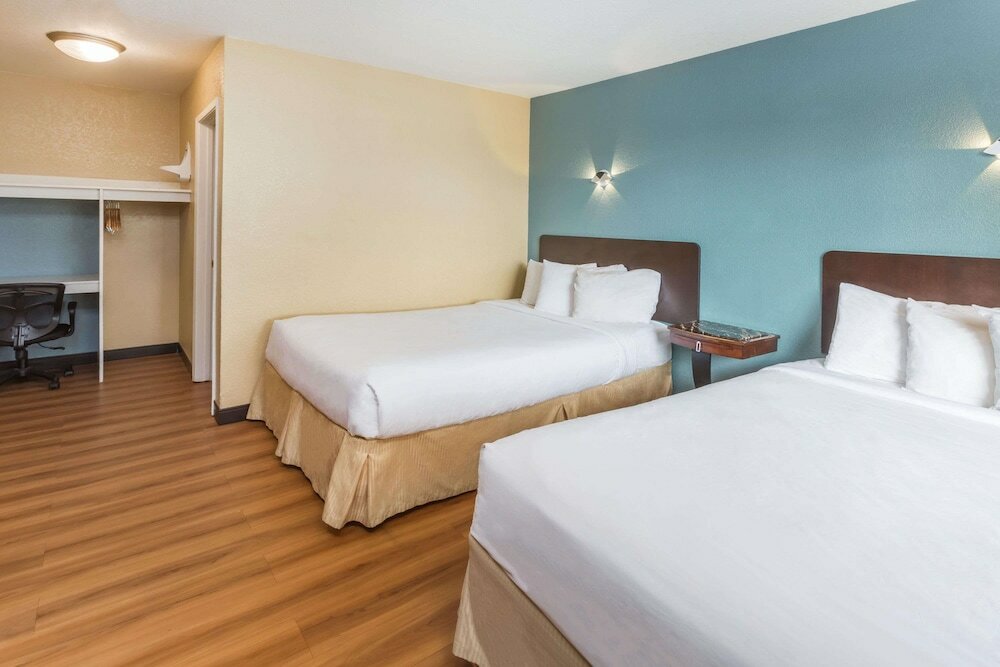 Фото Travelodge by Wyndham Oceanside