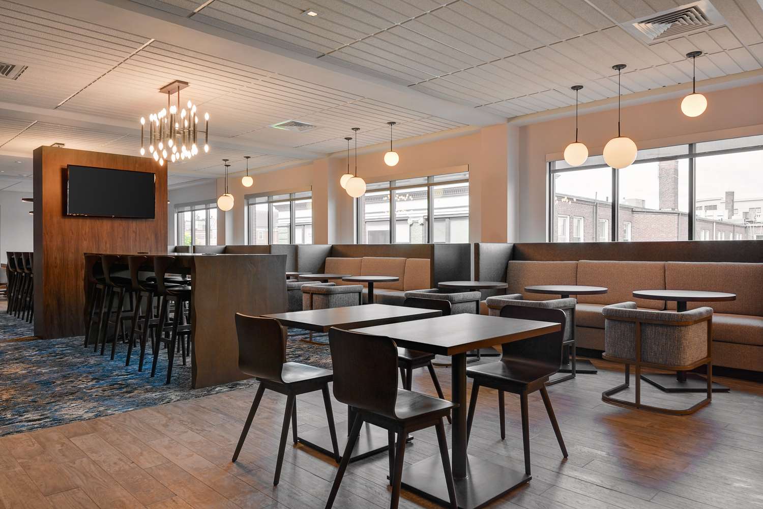 Фото Hampton Inn Salem Boston