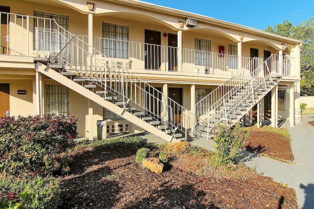 Фото Days Inn by Wyndham Market Center Dallas Love Field