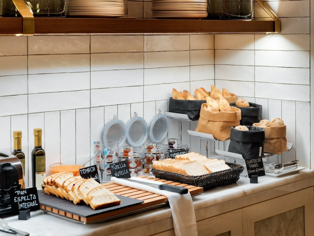 Фото H10 Puerta de Alcalá