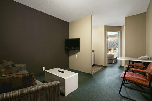 Гостиница Super 8 by Wyndham Revelstoke Bc в Ревелстоке