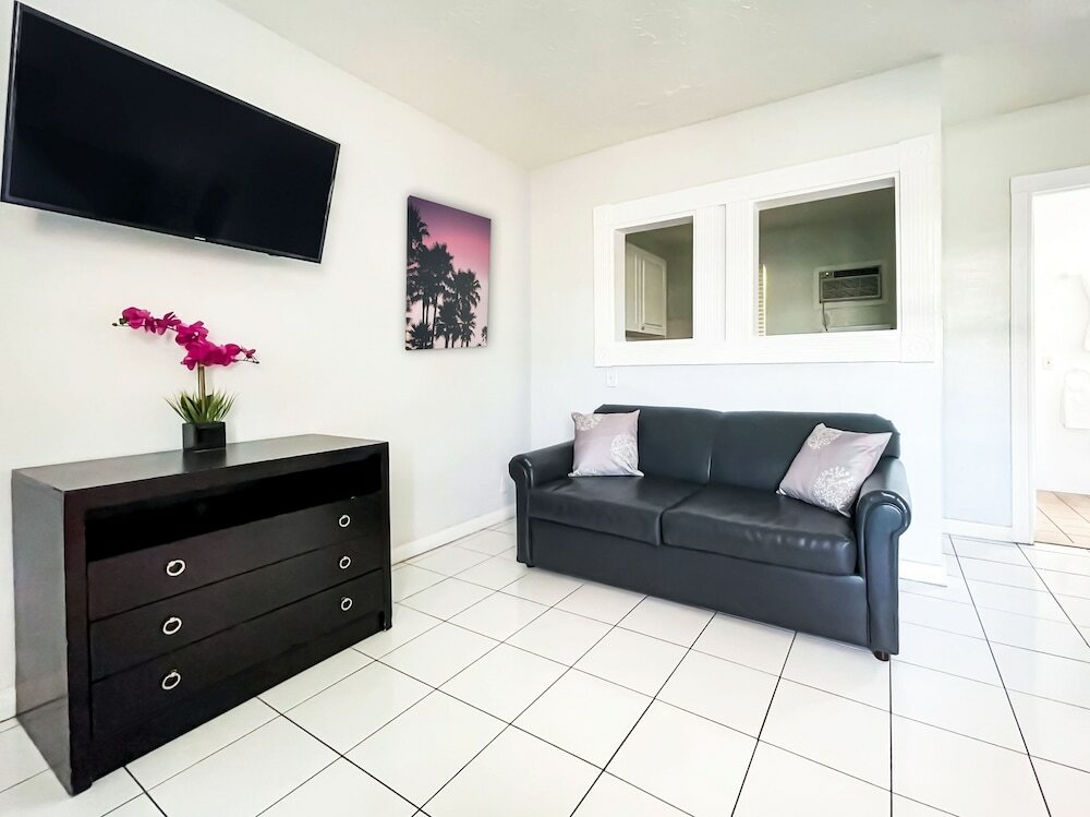 Фото Hollywood Beach Swan