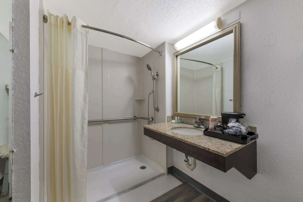 Фото Quality Inn & Suites Airport