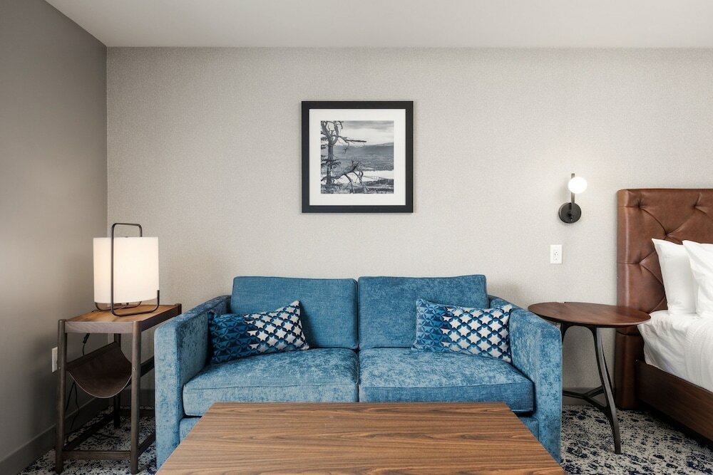 Фото Four Points by Sheraton Kelowna Airport