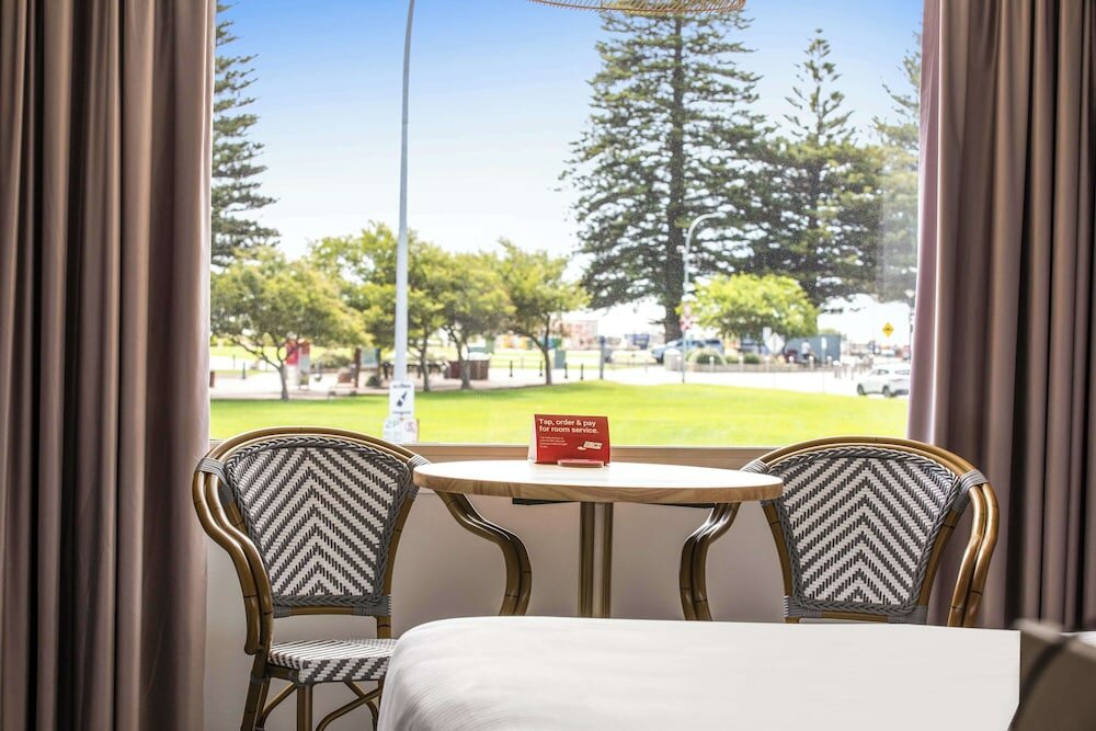 Фото Nightcap at Hotel Victor