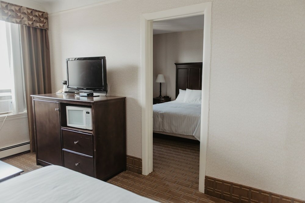 Фото Prince Arthur Waterfront Hotel & Suites