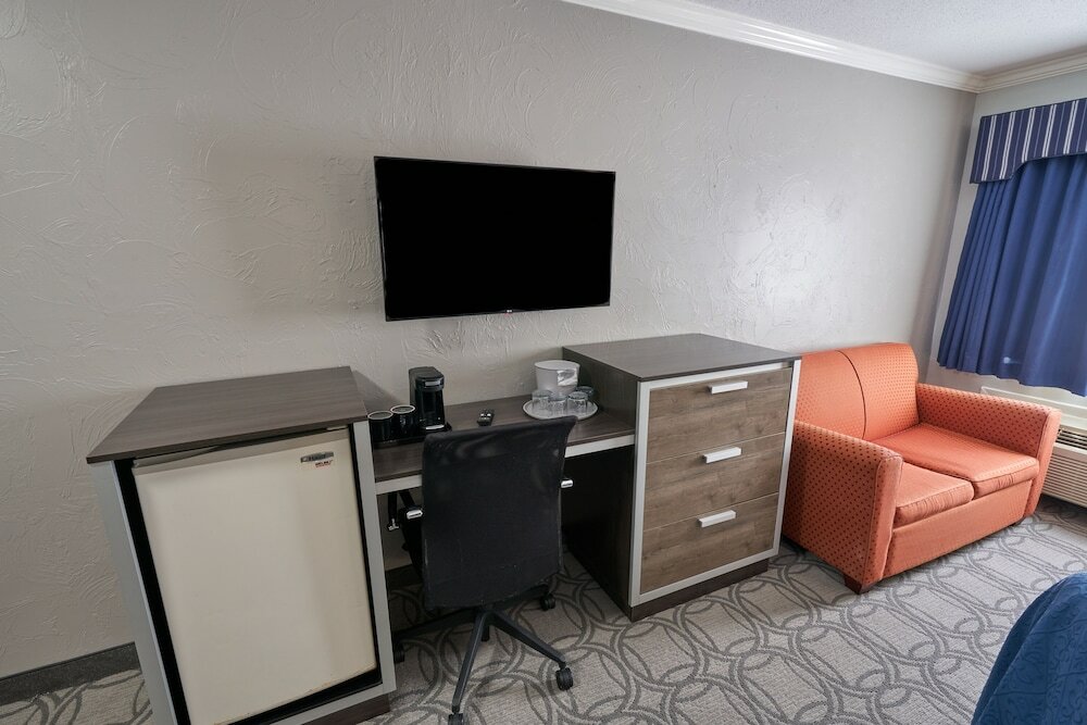 Фото Ambassador Inn & Suites