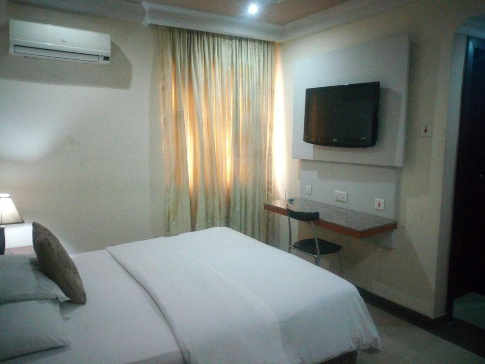 Фото Sdm Tavern and Suites