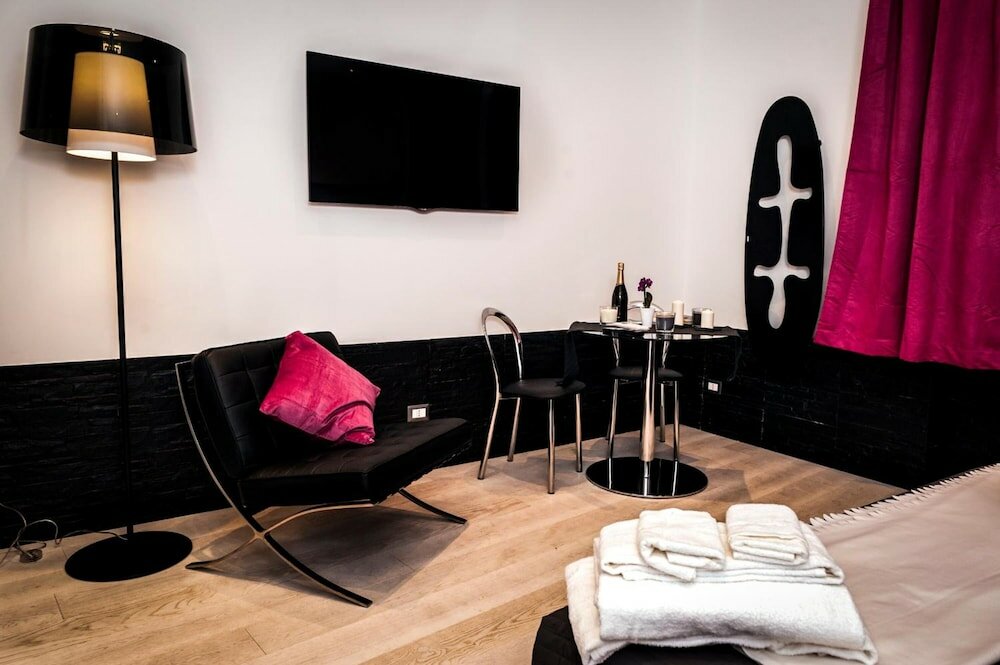 Фото Two Chic Guesthouse