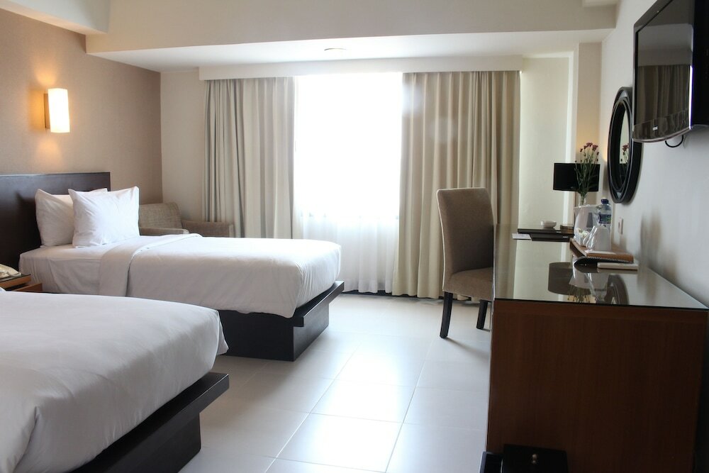 Фото Hotel Santika Pandegiling Surabaya