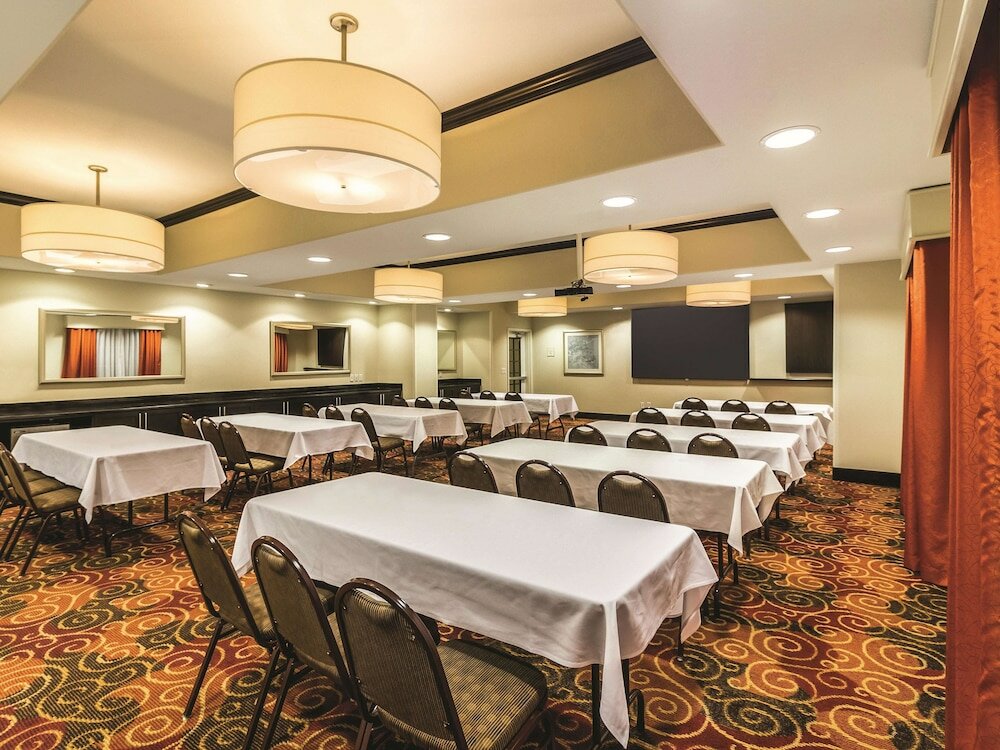 Фото La Quinta Inn & Suites by Wyndham Fargo-Medical Center