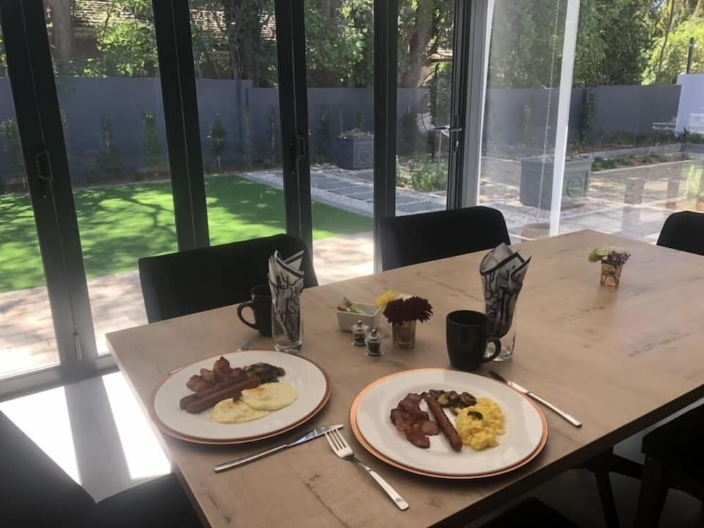 Фото 30 on Whites Guesthouse