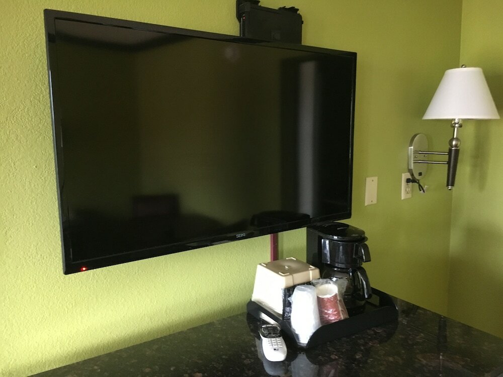 Фото Del Amo Inn