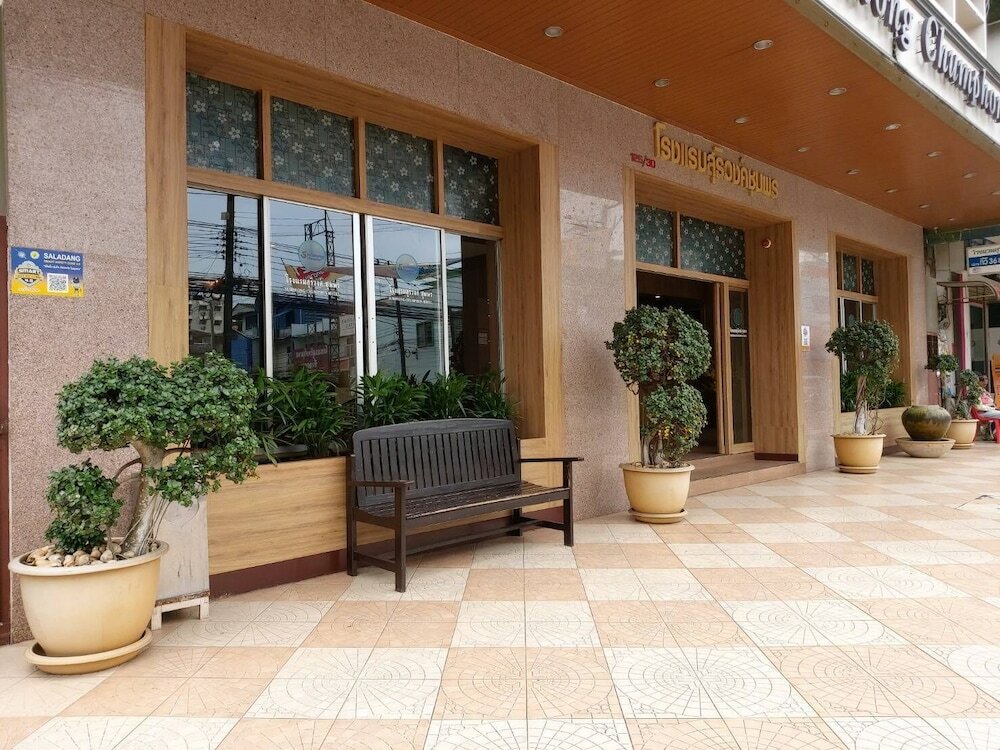 Фото Suriwong Chumphon Hotel