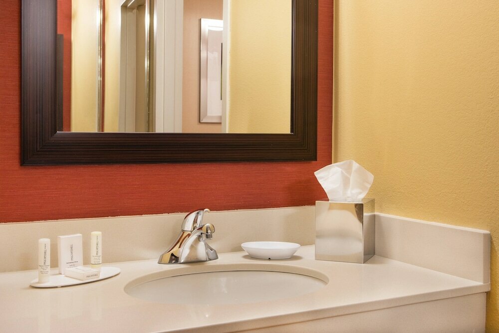 Фото Courtyard by Marriott Hartford Manchester