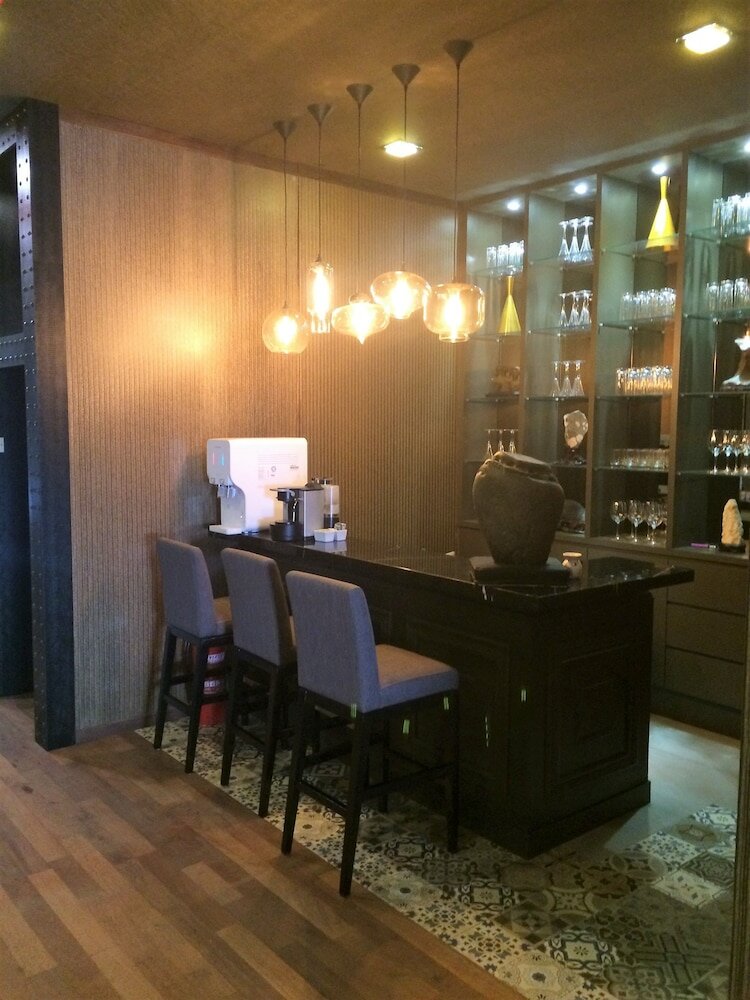 Фото Bedrock Hotel