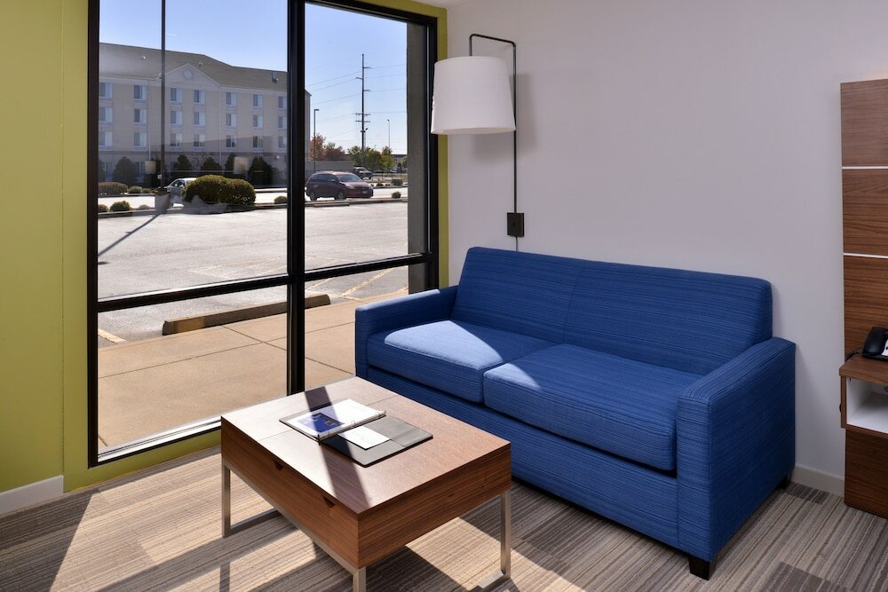 Фото Holiday Inn Express & Suites Springfield