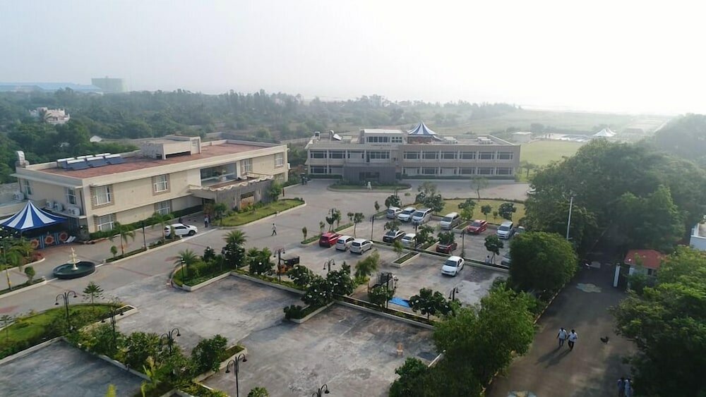 Фото Landmark Pallavaa Beach Resort