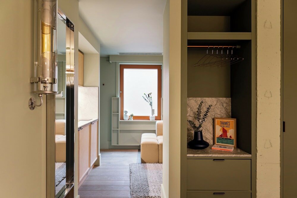 Фото Locke At Broken Wharf