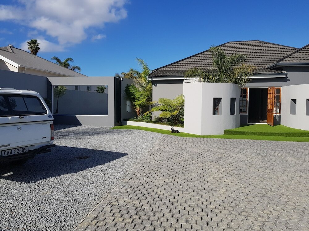 Фото Two Fat Owls Guesthouse