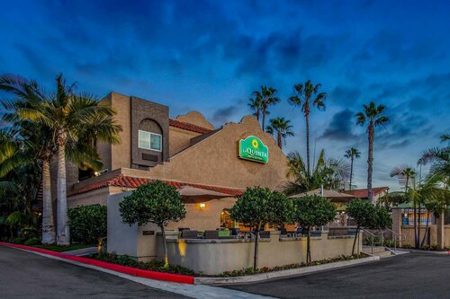 Внешний вид отеля La Quinta Inn & Suites by Wyndham Carlsbad - Legoland Area в Карлсбаде, фото 1