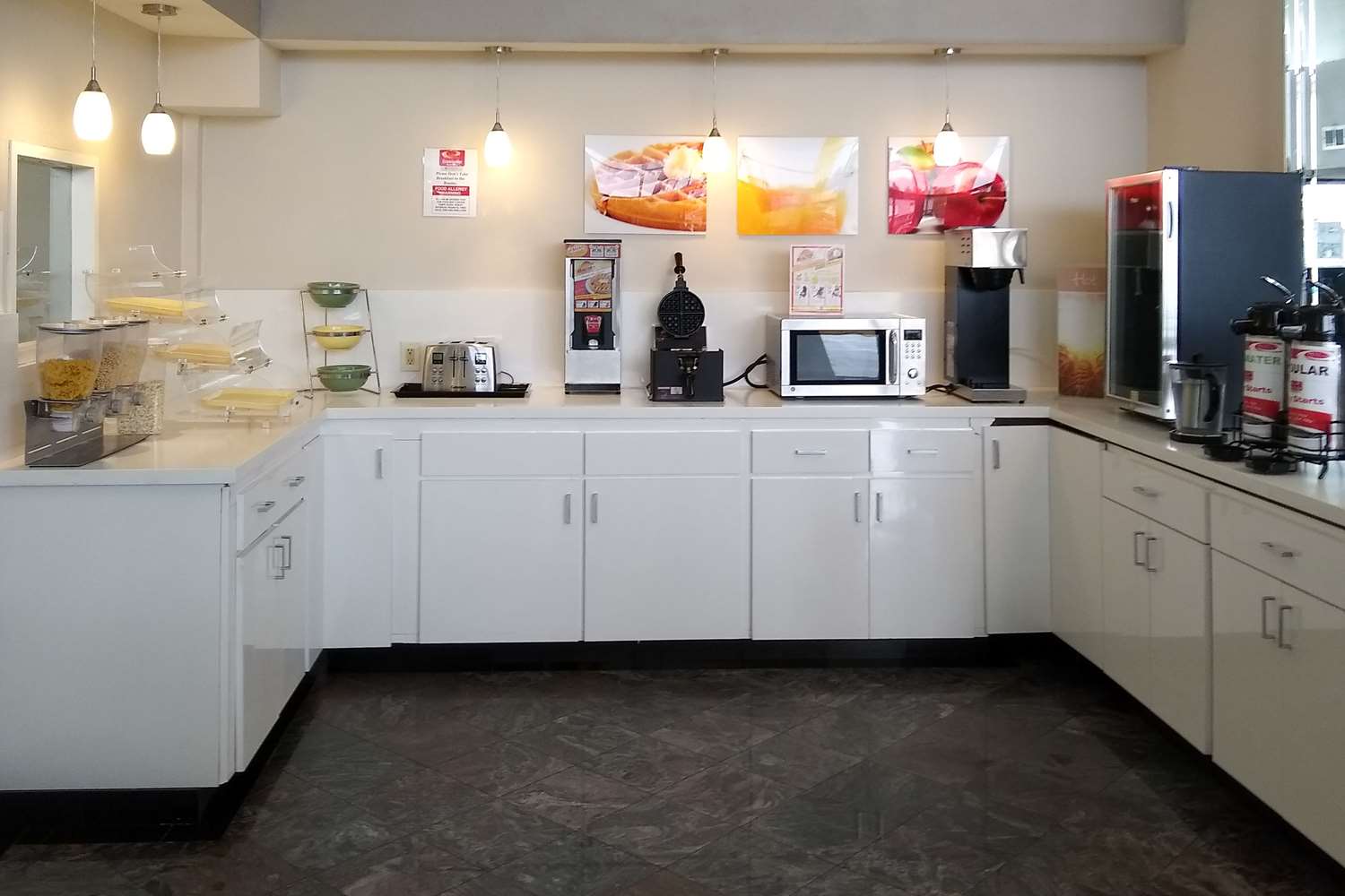 Фото Econo Lodge Inn & Suites West - Energy Corridor