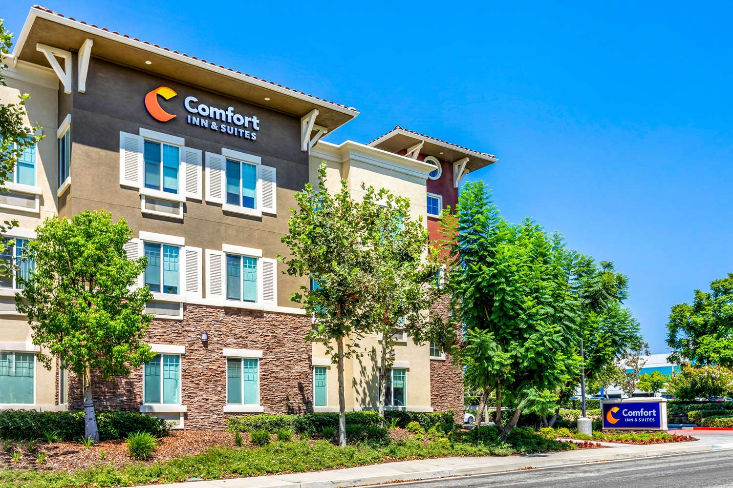 Фото Comfort Inn & Suites near Ontario Airport