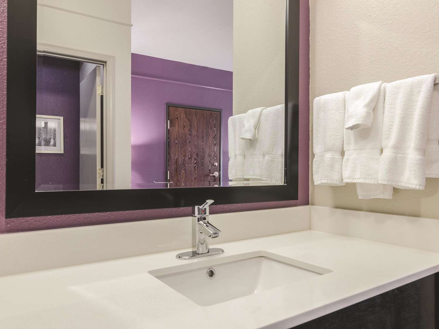 Фото La Quinta Inn & Suites by Wyndham Kansas City Airport