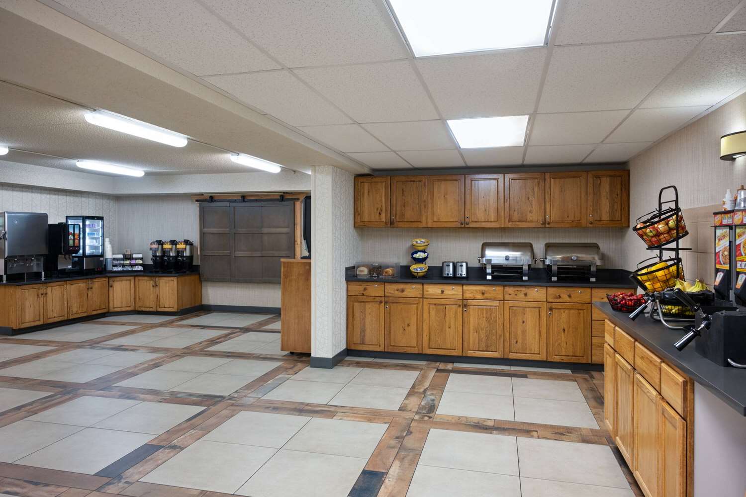 Фото Days Inn & Suites by Wyndham Bozeman