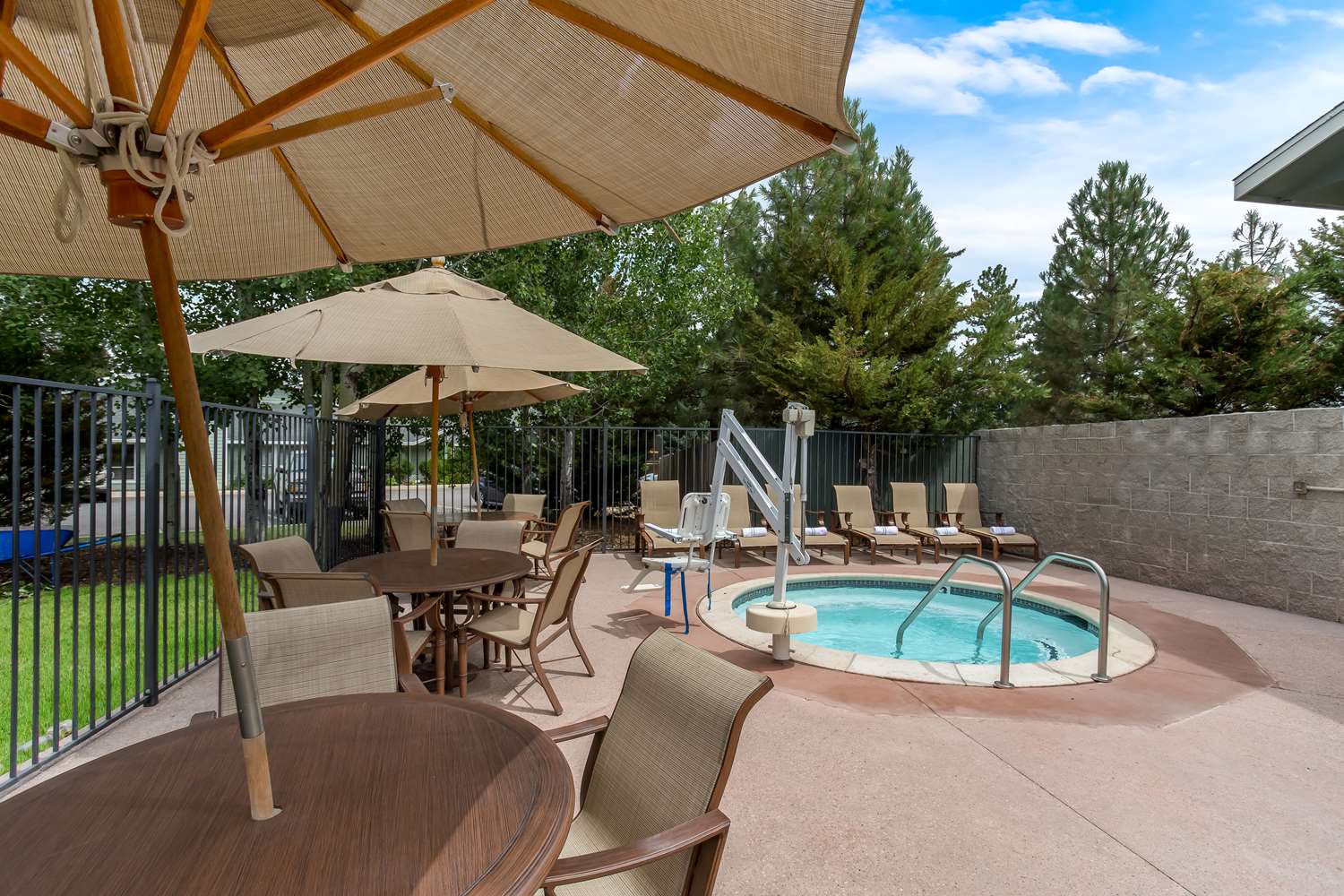 Фото Best Western Rose Quartz Inn