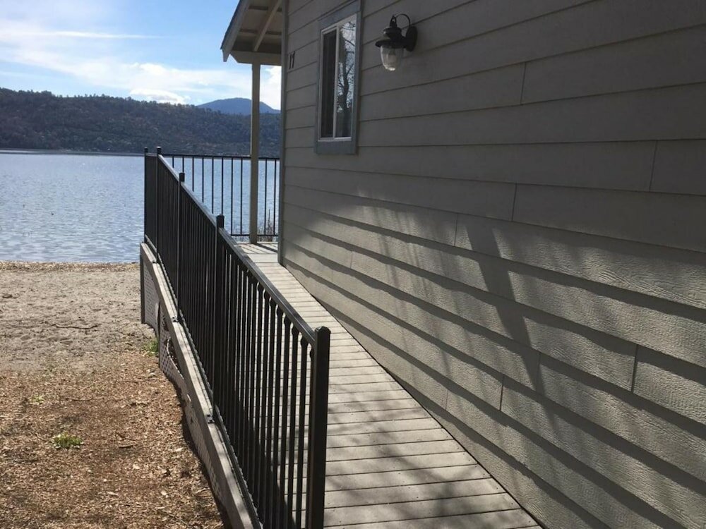 Фото Clear Lake Cottages & Marina