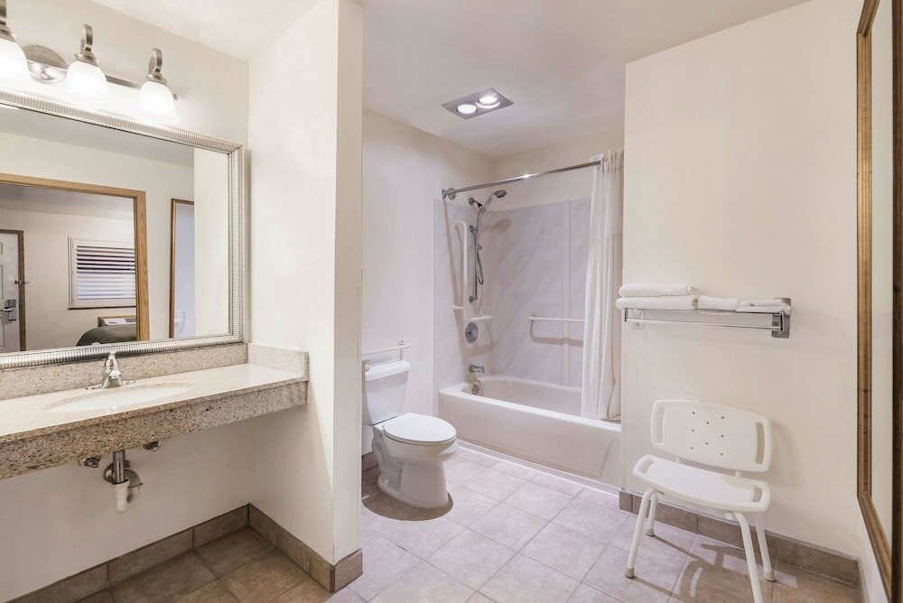 Фото Quality Inn Near Fort Hunter Liggett