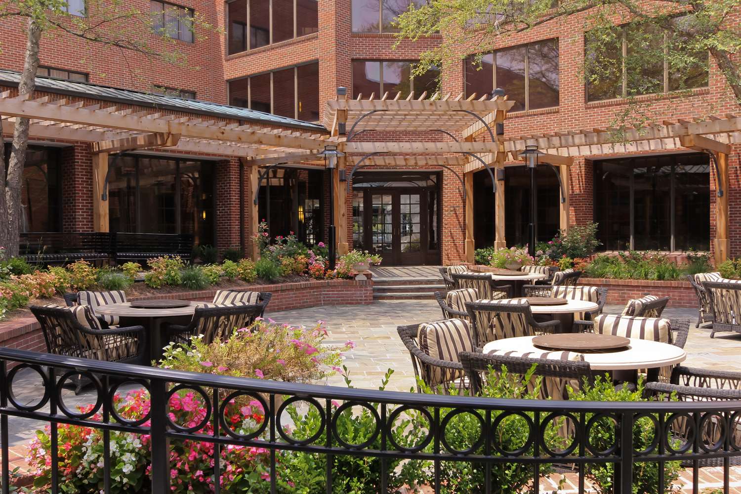 Фото DoubleTree Suites by Hilton Hotel Charlotte - SouthPark