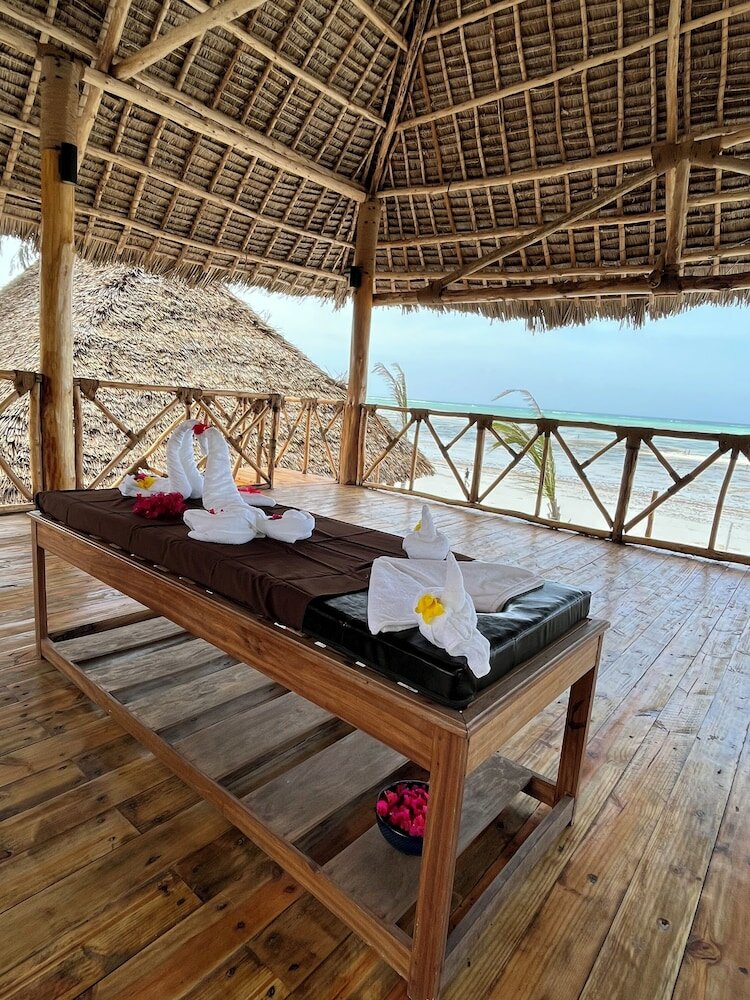 Фото Tiki Beach Club and Resort