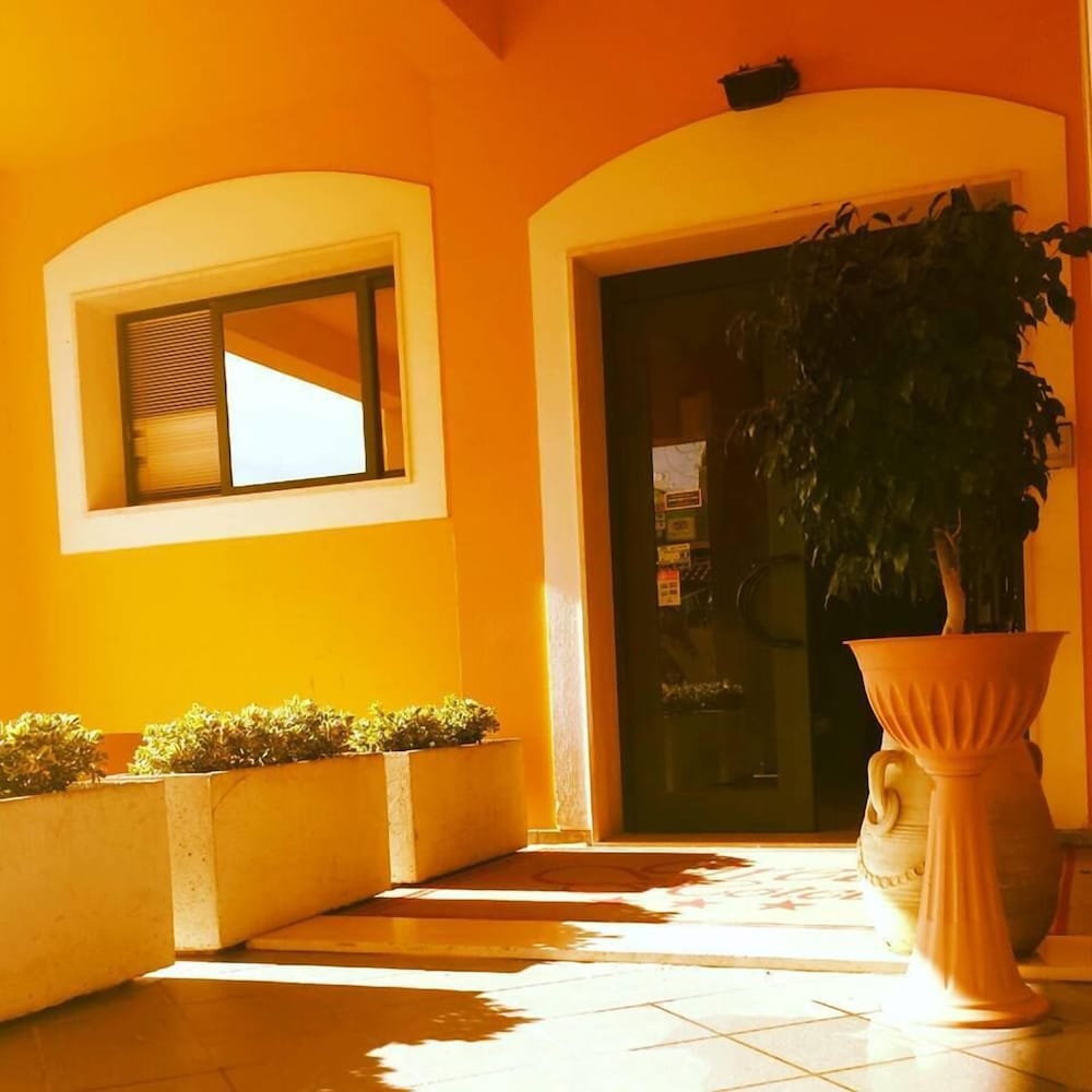 Фото Greta Rooms Hotel