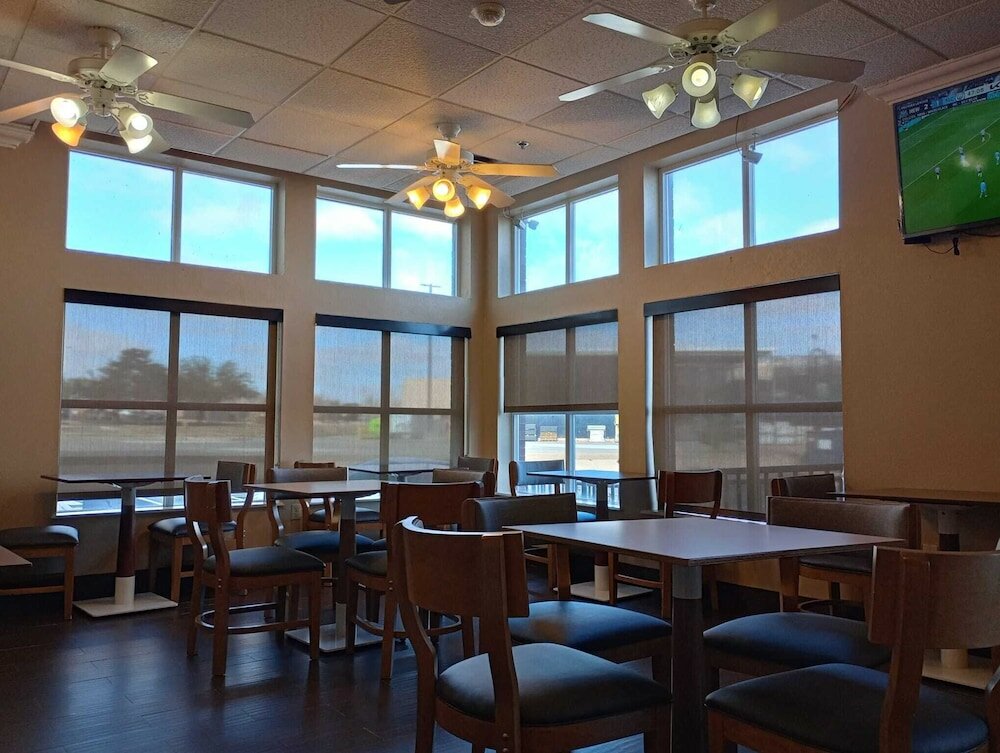 Фото Comfort Inn at Northwest Expressway