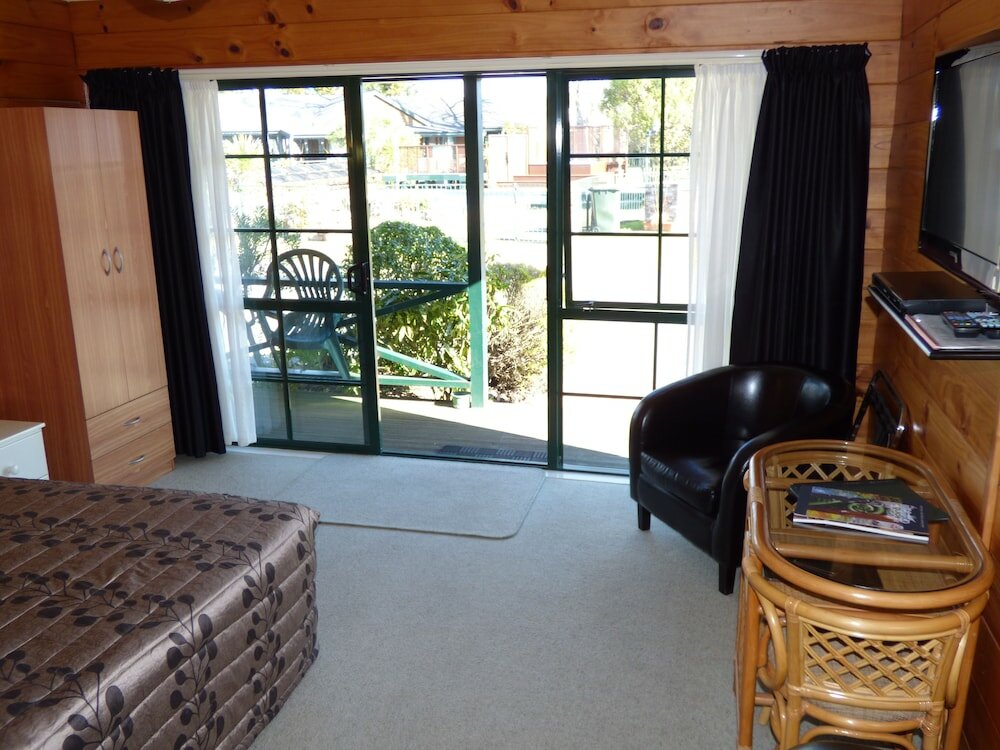 Фото Cedarwood Lakeside Motel & Conference Venue