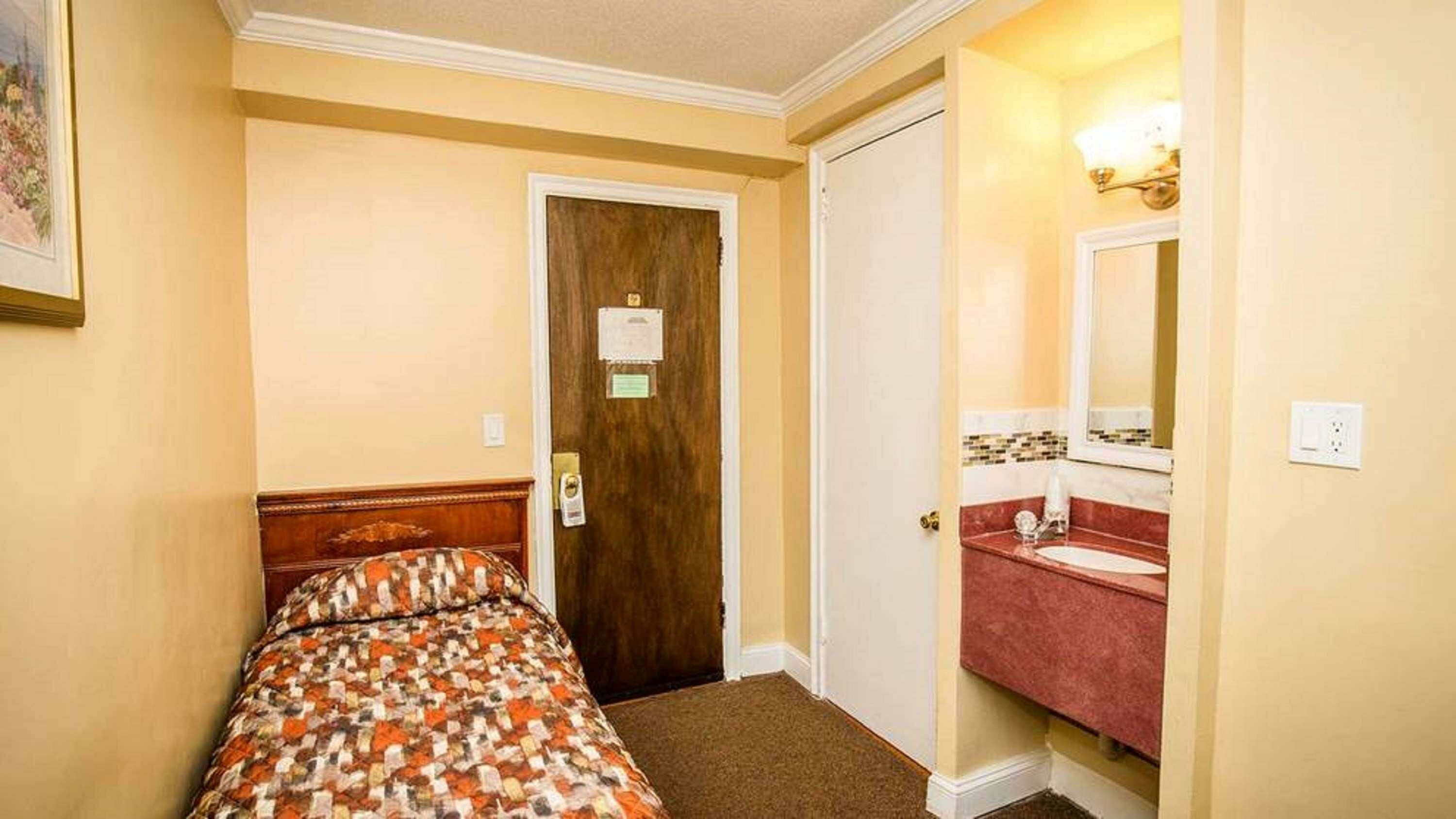 Фото Riverside Tower Hotel