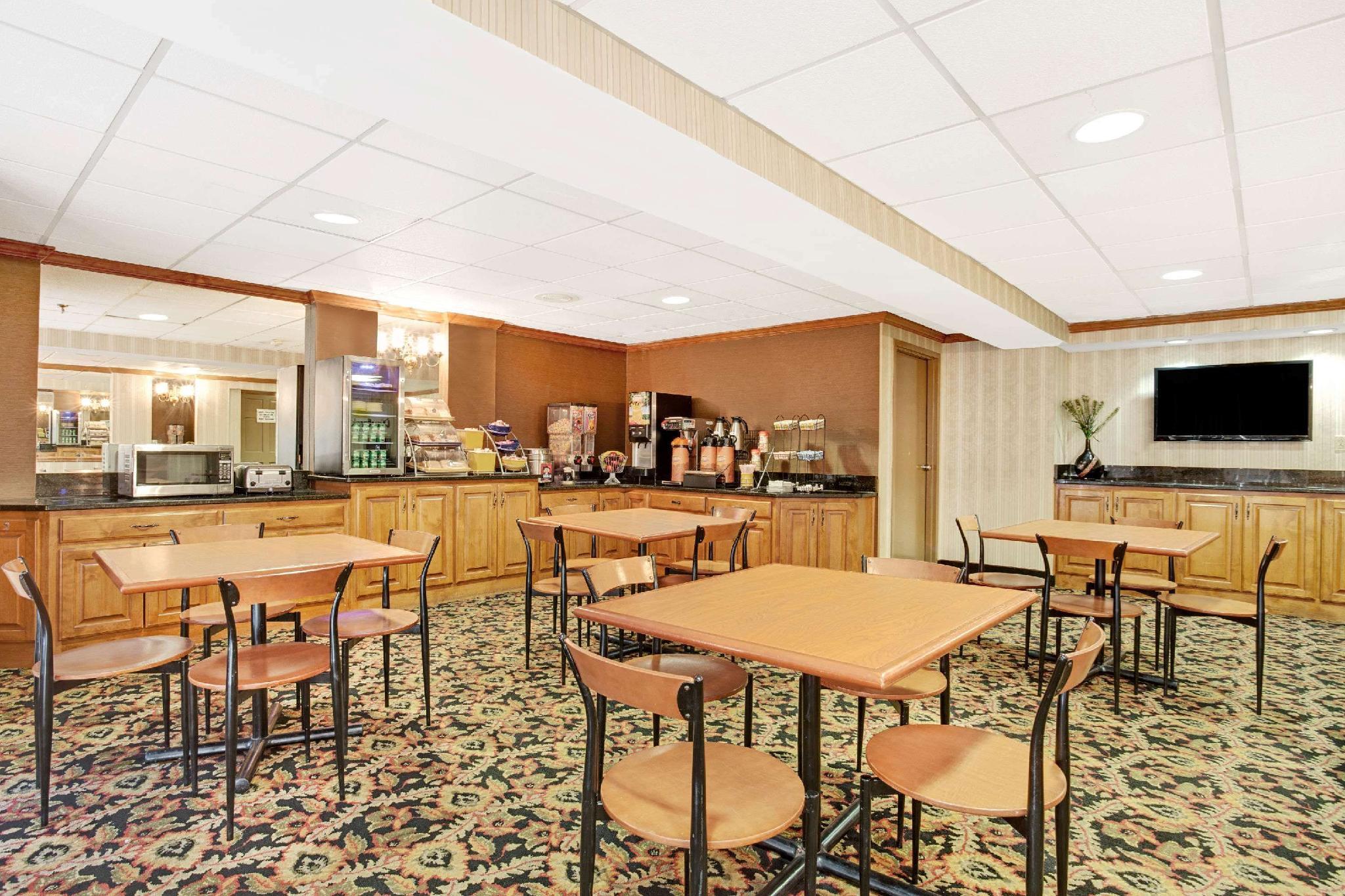 Фото Days Inn by Wyndham Newport News City Center Oyster Point