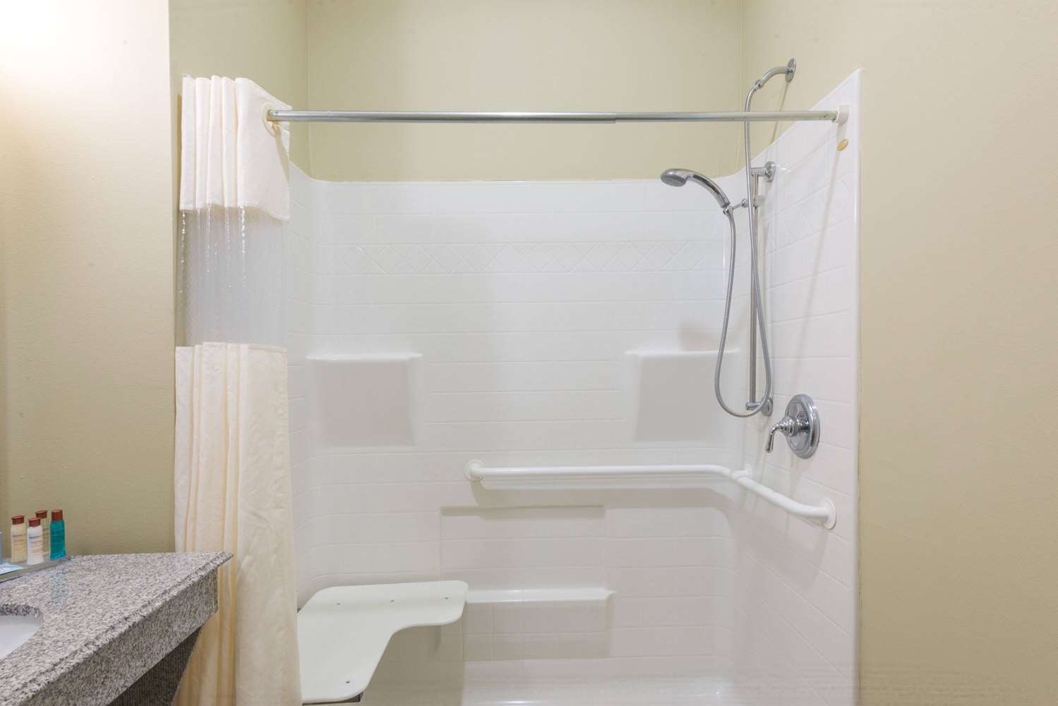 Фото Wingate by Wyndham Lake Charles Casino Area