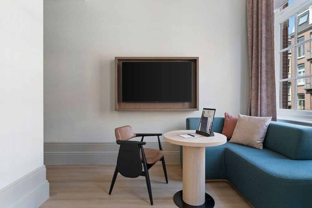 Фото The College Hotel