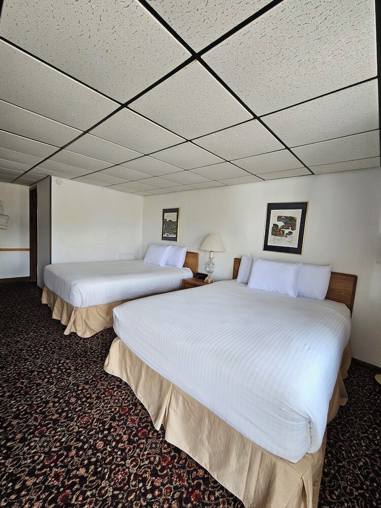 Фото Knights Inn Mackinaw City