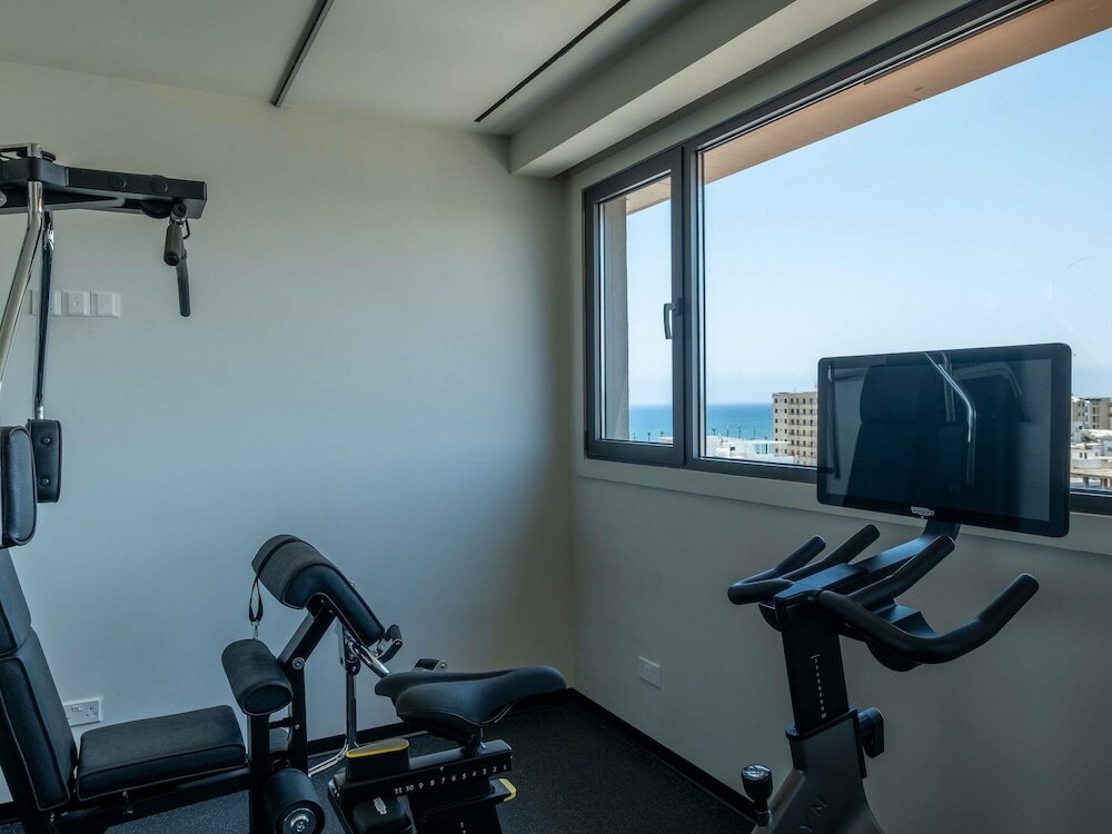 Фото Mercure Larnaca Finikoudes Beach
