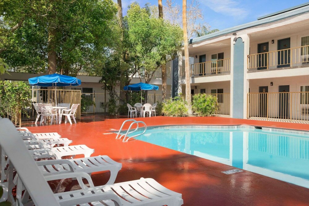 Фото Travelodge by Wyndham Bakersfield
