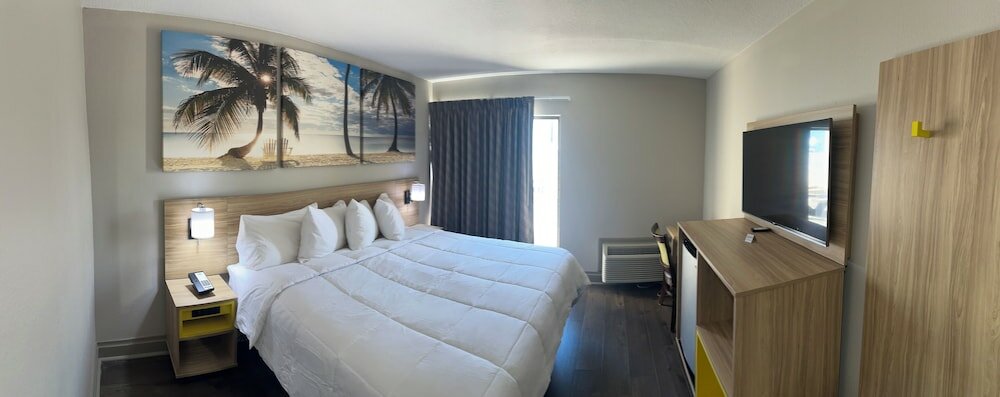 Фото Days Inn & Suites by Wyndham Tampa near Ybor City