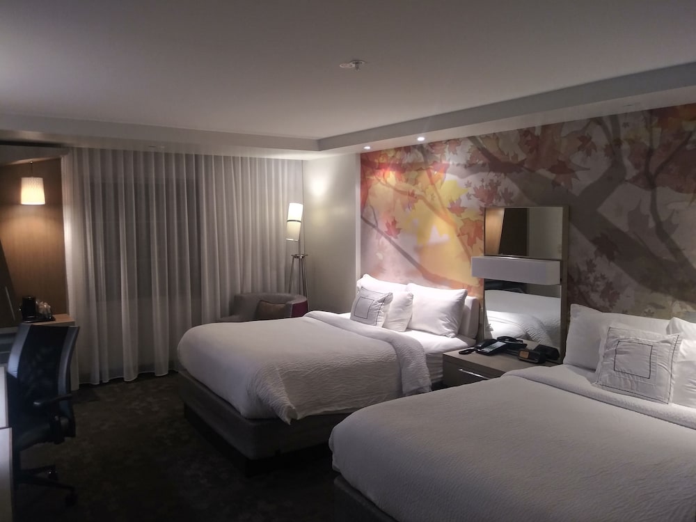 Фото Courtyard by Marriott Lenox Berkshires