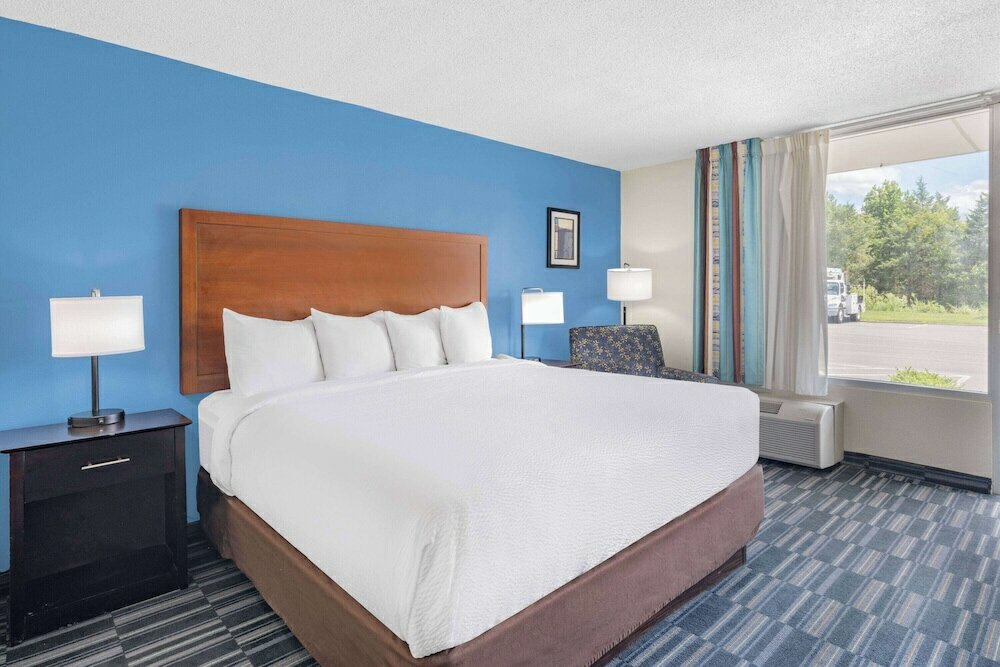 Фото Days Inn and Suites by Wyndham Oxford
