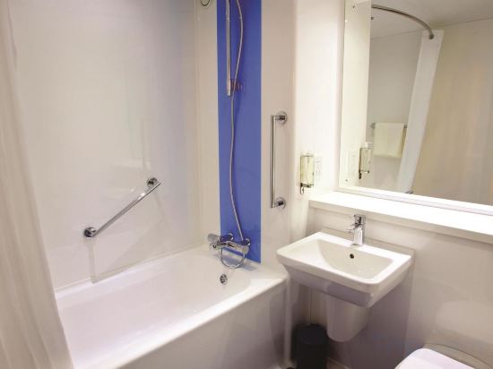 Фото Travelodge Edinburgh Cameron Toll