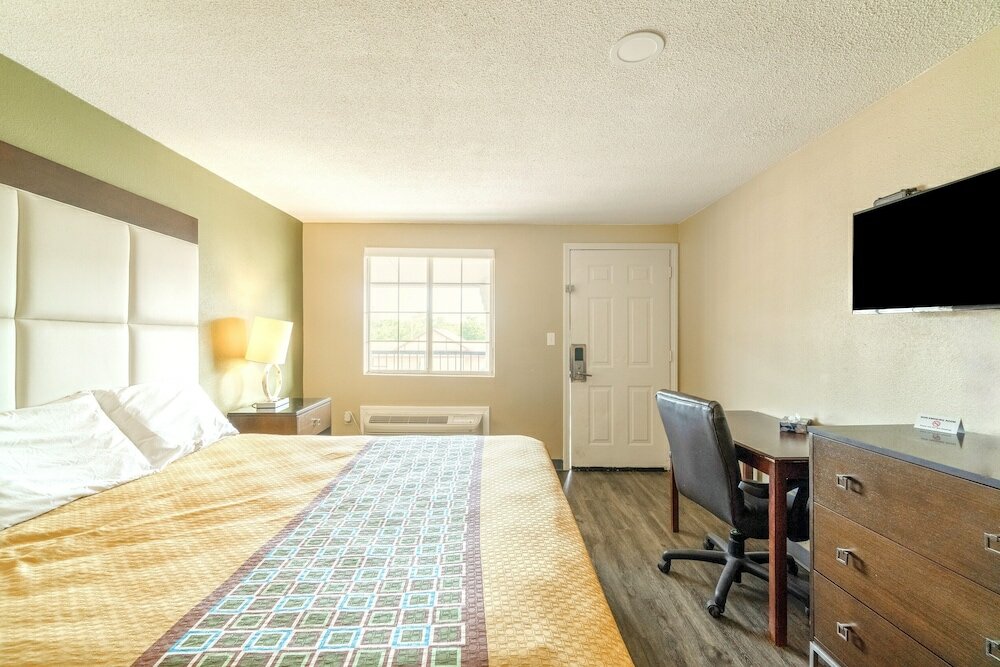 Фото Deluxe Inn & Suites By OYO Miami OK